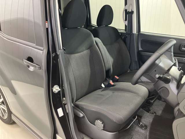 【運転席・助手席転席】運転席の足もともゆったりで長距離ドライブでも快適に★