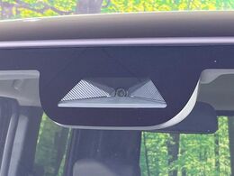 【ホンダセンシング】走行中に前方の車両等を認識し、衝突しそうな時は警報とブレーキで衝突回避と被害軽減をアシスト。より安全にドライブをお楽しみいただけます。