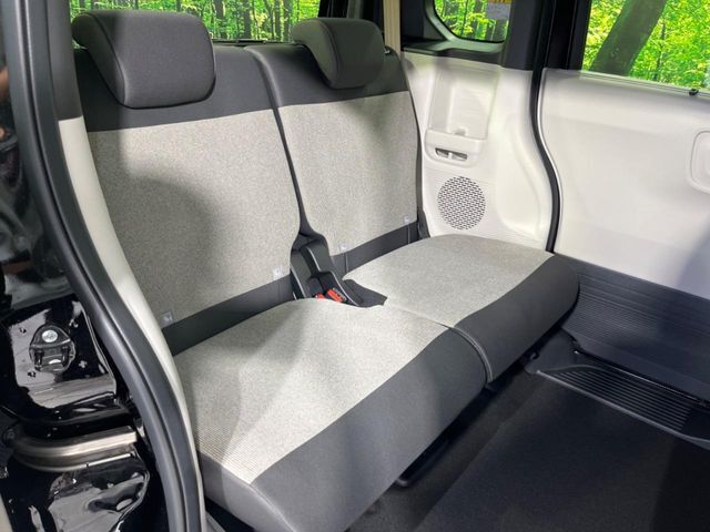 運転席まわりには十分なスペースがあり、大柄な方でもゆったり運転していただける環境です。