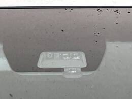 【三菱e-Assist】走行中に前方の車両等を認識し、衝突しそうな時は警報とブレーキで衝突回避と被害軽減をアシスト。より安全にドライブをお楽しみいただけます。