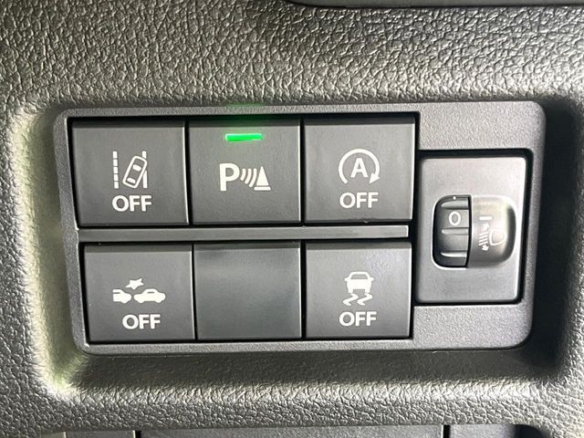 【車線逸脱抑制機能】高速道路走行時、車線からはみ出しそうな時にステアリングを制御し車線内を走行する様にアシスト。より安全な運転をサポートしてくれます！