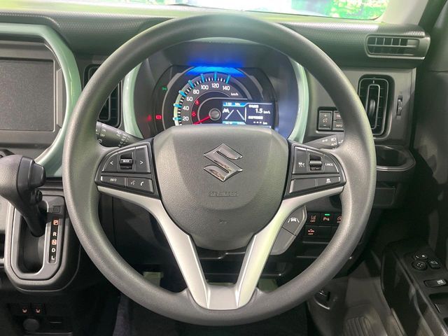 インテリアに合わせたデザインのステアリングは、運転される方のことも考え、運転しやすい形状、大きさです。是非一度、実際に触ってお確かめください。