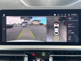 【ビューカメラ】リア・トップ・サイドの3つのビューカメラの映像を補正し、自車を上空から見下ろす視点の映像をコントロールディスプレイに表示します。