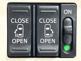 【両側パワースライドドア】スマートキーや運転席のスイッチで後席両側スライドドアの開閉が可能♪電動だから力を入れてドアを開ける必要が無く、小さなお子様でも簡単に開け閉めでき快適です♪