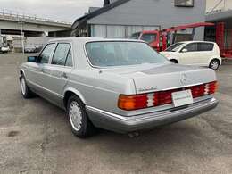 当時流行した社外品のリヤセンターガーニッシュを装着しています。