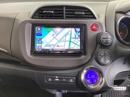 ワイド画面のナビゲーションはフルセグTV対応のメモリーナビ（社外品）を搭載しています。Bluetoothオーディオ機能がありますので、スマートフォンなどの音楽も再生できます。