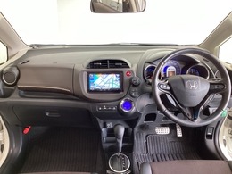 車内はスタイリッシュなデザインで暖かみのあるインパネ周りを演出します。グローブボックスやカップホルダーのほかにトレーなどたくさんの収納スペースが装備されています。
