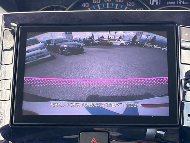 【バックカメラ】駐車時に後方がリアルタイム映像で確認できます。大型商業施設や立体駐車場での駐車時や、夜間のバック時に大活躍！運転スキルに関わらず、今や必須となった装備のひとつです！