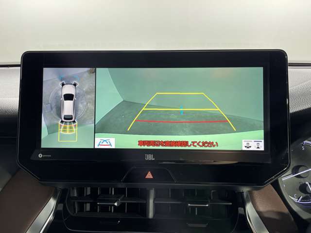 【パノラミックビューモニター】クルマを真上から見下ろした視点で駐車をサポートします！クルマの斜め後ろや真横など、いち早く障害物に気が付くことができます。