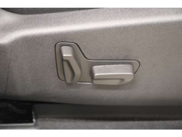 電動調整式パワーシート搭載で、ドライビングポジションを細かく快適にセッティング可能です。