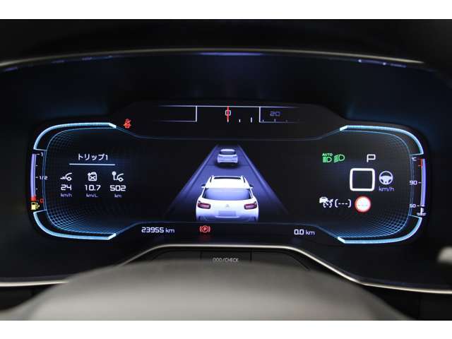 視認性に優れたフルデジタルメーターは先進感と機能性を両立。運転支援情報も直感的に確認可能です。