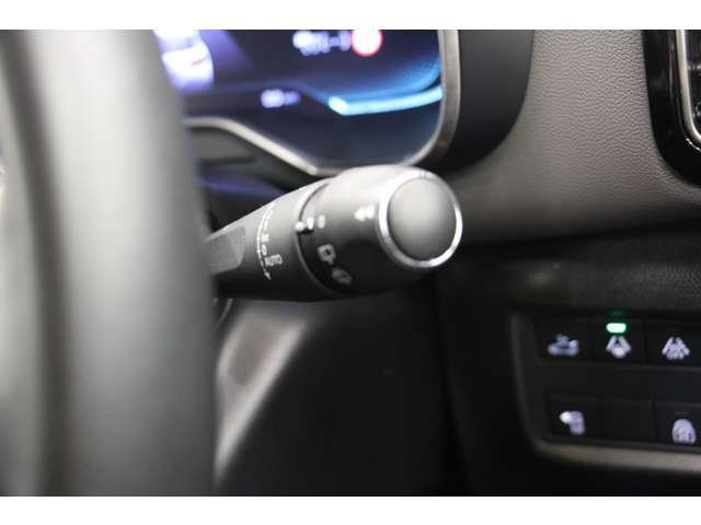 オートワイパー機能で急な雨でも安心。運転中の操作負担を軽減します。