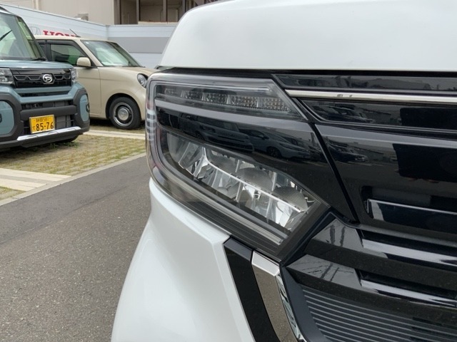 LEDヘッドライトは、点灯の瞬間から最大光量を発揮し、突然暗くなるトンネルなどでの安定感を高めます。