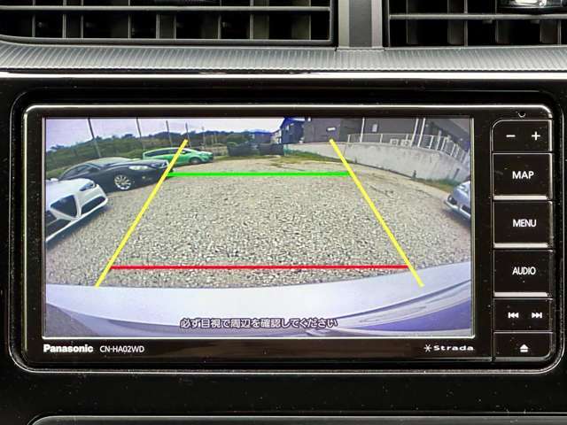 便利なバックカメラ付きで、車庫入れも安心。