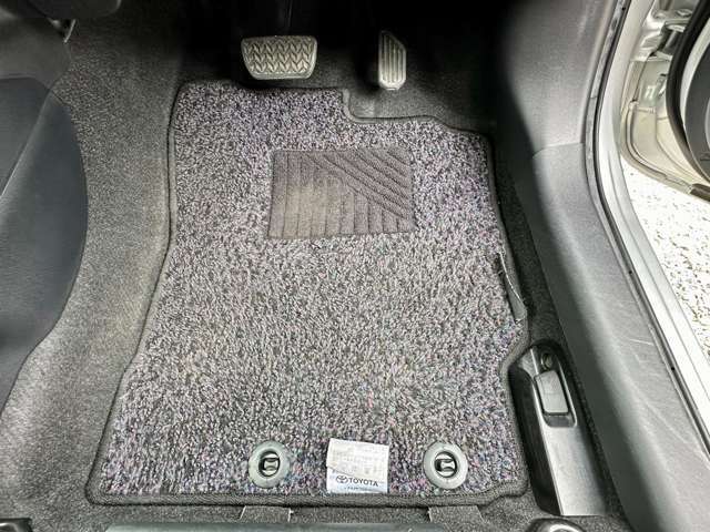 運転席フロアマットは使用感はありますが破れやほつれはありません。