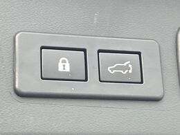 【パワーバックドア】スマートキーや運転席のボタンを押すだけでリアゲートが自動で開閉します！荷物を持っている時や、高い位置にあるバックドアを閉める際に便利な機能です♪