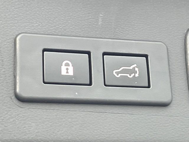 【パワーバックドア】スマートキーや運転席のボタンを押すだけでリアゲートが自動で開閉します！荷物を持っている時や、高い位置にあるバックドアを閉める際に便利な機能です♪