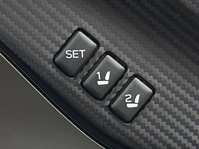 【メモリー機能付きパワーシート】ドライバーごとに設定したシート位置を記憶して、ボタン一つで切り替えできる便利な機能！運転する方が複数名いらっしゃるご家庭におすすめです♪