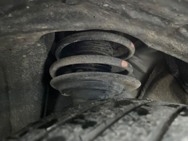 お車を安心してお乗りいただく為には、足回りの定期点検が欠かせません。サービスサポート（有償保証）では無料点検もご提供しており、安心のカーライフをお過ごしいただけるサポート体制が整っています。