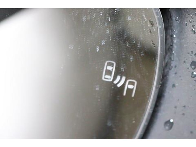 BSM（ブラインドスポットモニター）を装備！　隣の車線を走る車両が死角エリアに入ると、ドアミラーのインジケーターが光ってお知らせ。