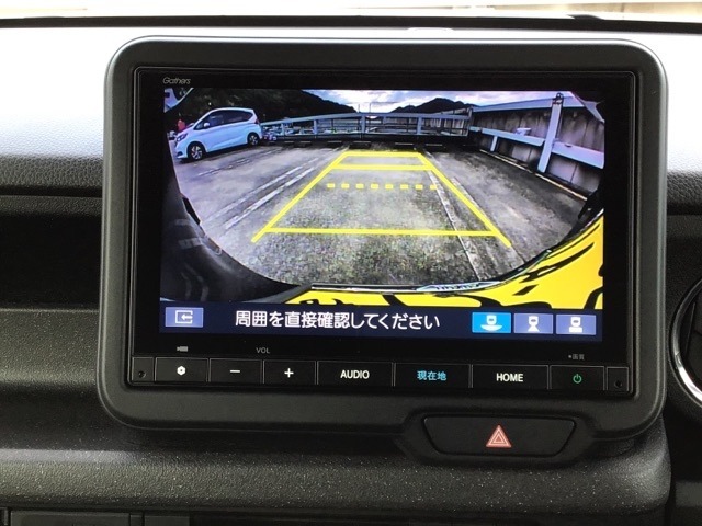 【バックカメラ】運転が苦手な方も車庫入れラクラクです！ギアをリバースに入れれば自動的に切り換わりますので、面倒な操作は不要です♪狭い駐車場もお車を傷つけず安心ですね！