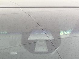 【シティブレーキアクティブシステム】低速走行中に前方の車両等を認識し、衝突しそうな時は警報とブレーキで衝突回避と被害軽減をアシスト。より安全にドライブをお楽しみいただけます。