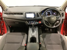 車内は光触媒抗菌消臭施工済です。スタイリッシュなデザインでスポーティなインパネ周りを演出します。グローブボックスやカップホルダーのほかにトレーなどたくさんの収納スペースが付いています。