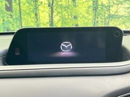 【8.8インチマツダコネクト】車内の雰囲気にマッチした大型のディスプレイ。スマホ接続でのナビ使用やBluetooth再生等、様々な機能が楽しめます。直感的なダイヤル操作が可能で、使い勝手も良好です。