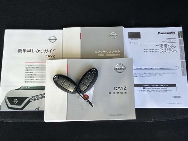 インテリジェントキーです♪キーを近づけてドアハンドルのスイッチを押すだけで開閉が出来ます♪カバンやポケットに入れてても反応するのでスムーズに乗車出来ます☆