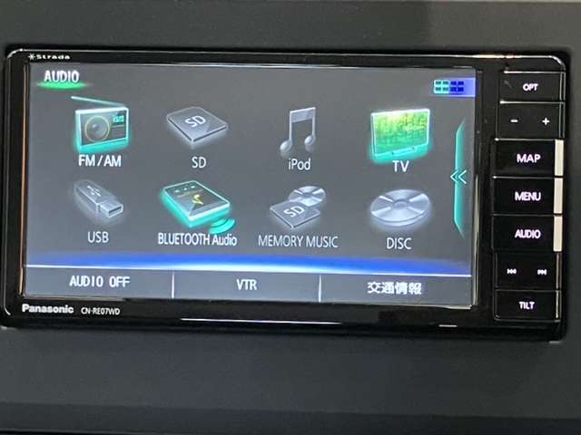 Panasonic製Strada、メモリーナビゲーションです♪目的地まで案内するナビゲーション機能の他にフルセグ画質で楽しめるTVやBluetooth Audio☆DVD再生など多彩な機能が満載で運転を快適にサポートしてくれます☆