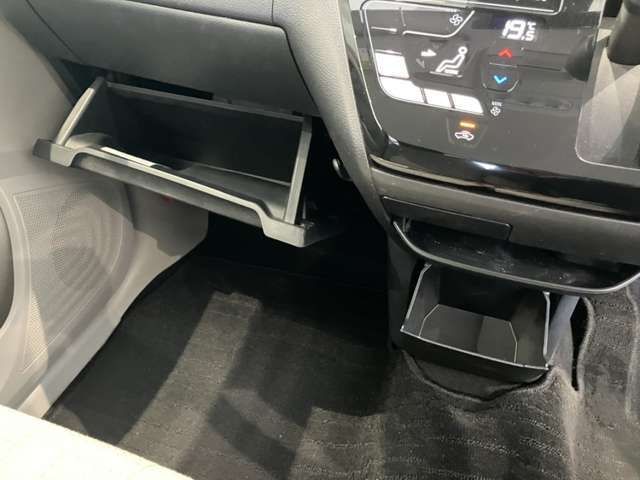 収納スペースもたくさん有ります☆車検証や小物類などすっきり収納♪