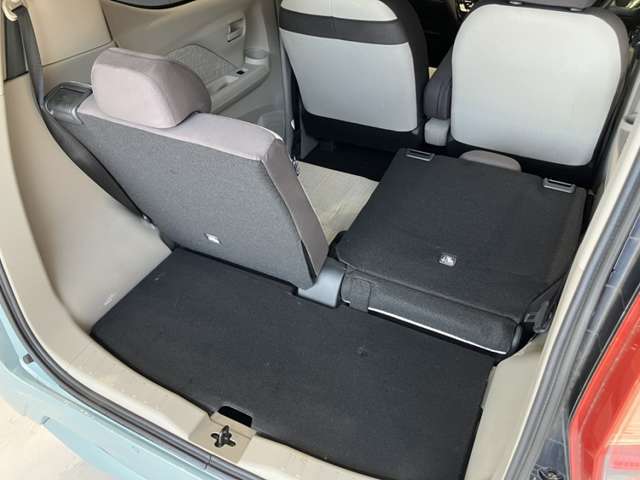 後部座席のシートアレンジでお荷物を載せる時に活躍します！左右片方ずつ倒すことも可能で色んなシーンで大活躍♪折り畳み自転車を載せている方もいらっしゃいます☆