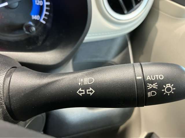 車外の明るさに応じでライトを点灯、消灯してくれるオートライト機能です☆お天気の良い昼間のトンネル走行などオートにしてると便利で安心です☆エンジン停止時にライトの消し忘れも無くなります☆