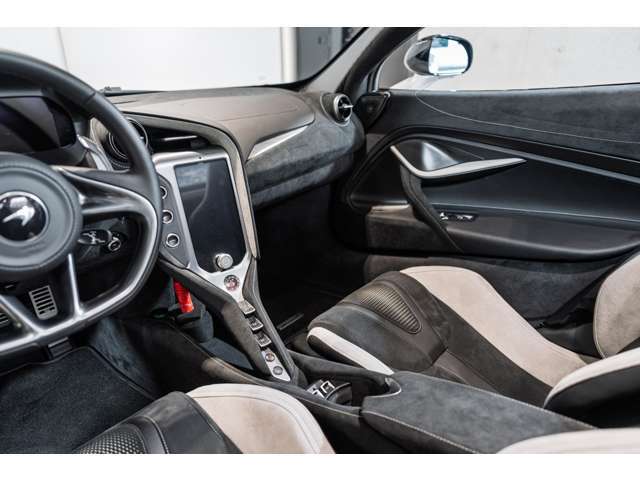 インテリアカラーは、【Jet Black Leather and Dove Gray Alcantara】が選択されております。
