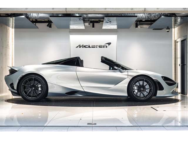 ルーフは約11秒で開閉し、他ブランドのオープンモデルと比較しても素早い開閉が可能でございます。