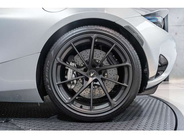 ブレーキキャリパーカラーは【Silver】に、マクラーレンのエンブレムが刻印されております。
