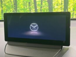 【8インチマツダコネクト】車内の雰囲気にマッチした大型のディスプレイ。スマホ接続でのナビ使用やBluetooth再生等、様々な機能が楽しめます。直感的なダイヤル操作が可能で、使い勝手も良好です。
