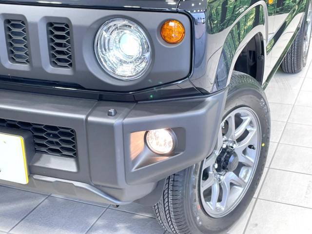 【LEDヘッドライト】悪天候や夜間走行時も良好な視界を確保し安心して運転できる高輝度LEDヘッドライトを装備！点灯速度が早く、消費電力も抑えられています。
