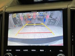 【バックカメラ】駐車時に後方がリアルタイム映像で確認できます。大型商業施設や立体駐車場での駐車時や、夜間のバック時に大活躍！運転スキルに関わらず、今や必須となった装備のひとつです！