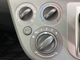 寒い冬も暑い夏も全席に快適な空調を届けてくれる、ダイヤル式エアコンを装備♪