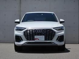 Audiデザインの特徴であるシングルフレームグリルが存在感を主張します。