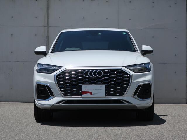 Audiデザインの特徴であるシングルフレームグリルが存在感を主張します。
