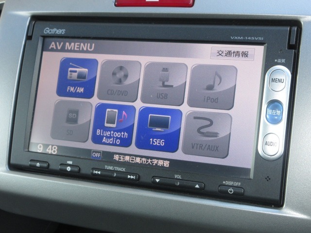 ナビゲーションはギャザズメモリーナビ（VXM-145VSi）を装着しております。AM、FM、CD、DVD再生、Bluetooth、ワンセグTVがご使用いただけます。初めて訪れた場所でも安心ですね！