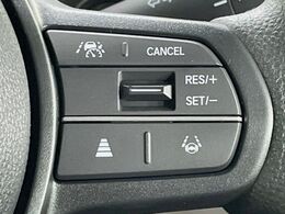 【アダプティブクルーズコントロール】高速道路での長距離走行が楽に！！自動で速度を保つクルーズコントロールが、衝突軽減システムと連携し、前方の車両を感知して車間を保つように速度調節してくれます！！