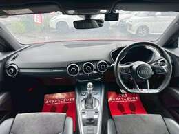 コックピット。車内もキレイで嫌な臭いもありません！ご納車後の臭いが付きにくくなる「空気触媒コーティング」もあります。