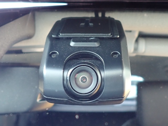 ◆【ドライブレコーダー】映像・音声などを記録する自動車用の装置です。もしもの事故の際の記録はもちろん、旅行の際の思い出としてドライブの映像を楽しむことができます。