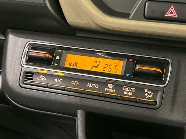 【オートエアコン】一度お好みの温度に設定すれば、車内の温度を検知し風量や温度を自動で調整。暑い…寒い…と何度もスイッチ操作をする必要はありません。快適な車内空間には必須の機能ですね♪