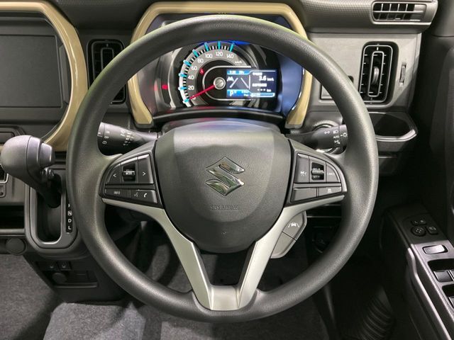 インテリアに合わせたデザインのステアリングは、運転される方のことも考え、運転しやすい形状、大きさです。是非一度、実際に触ってお確かめください。