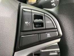 【アダプティブクルーズコントロール】高速道路での長距離走行が楽に！！自動で速度を保つクルーズコントロールが、衝突軽減システムと連携し、前方の車両を感知して車間を保つように速度調節してくれます！！