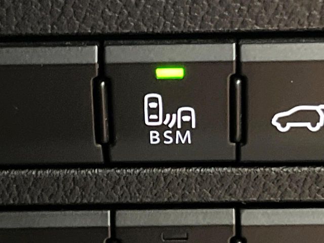 【ブラインドスポットモニター】走行中、ドアミラーの死角になりやすい箇所に後続車が接近するとサイドミラーのレンズに警告を表示！ドライバーに注意喚起をしてくれます。